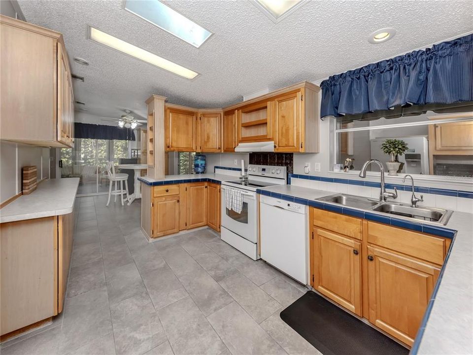 待售: $199,900 (3 贝兹, 2 浴室, 2000 平方英尺)