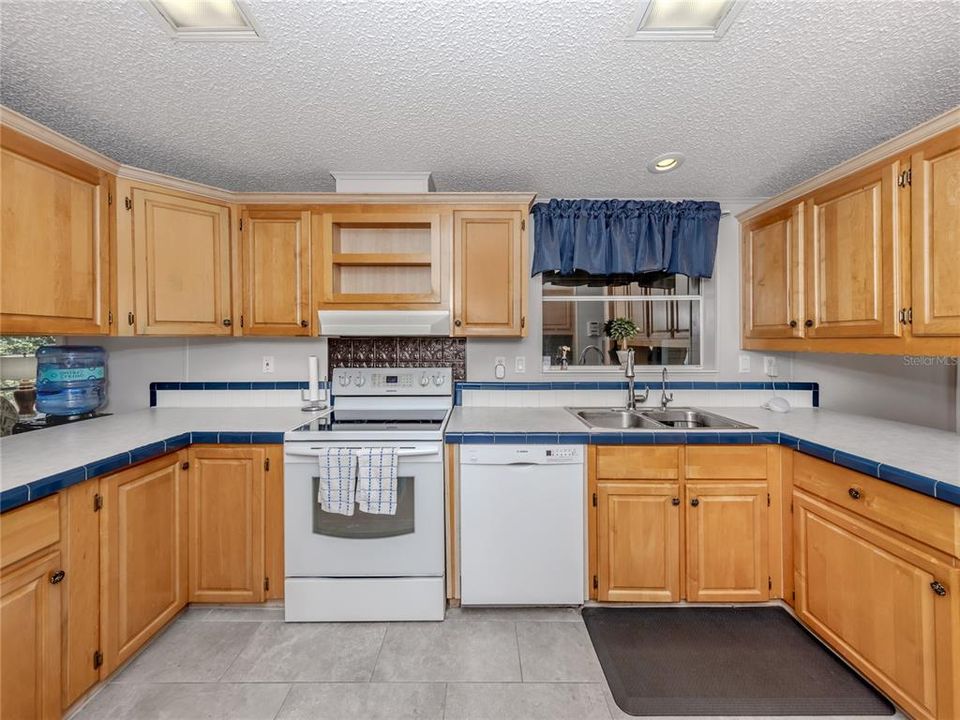 待售: $199,900 (3 贝兹, 2 浴室, 2000 平方英尺)