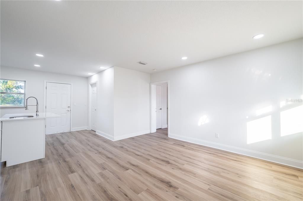 For Sale: $339,900 (4 beds, 2 baths, 1058 Square Feet)