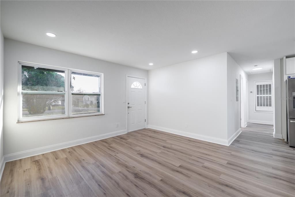 For Sale: $339,900 (4 beds, 2 baths, 1058 Square Feet)