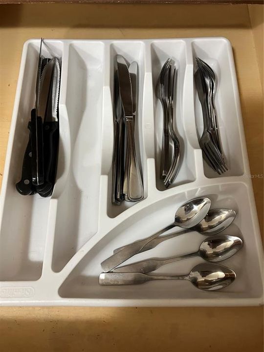 Под контрактом: $180,000 (3 спален, 2 ванн, 1200 Квадратных фут)