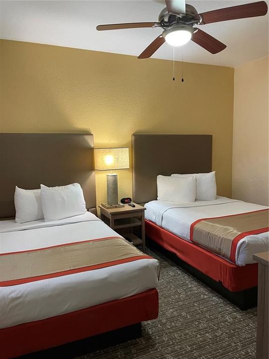 Под контрактом: $180,000 (3 спален, 2 ванн, 1200 Квадратных фут)