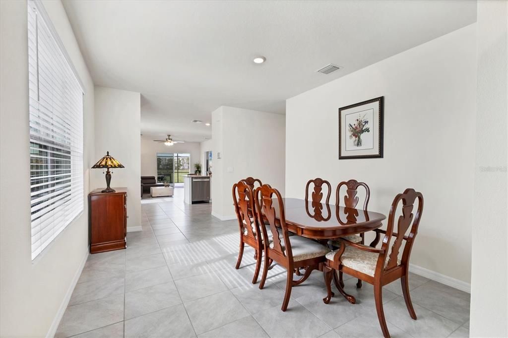 待售: $425,000 (3 贝兹, 2 浴室, 1561 平方英尺)