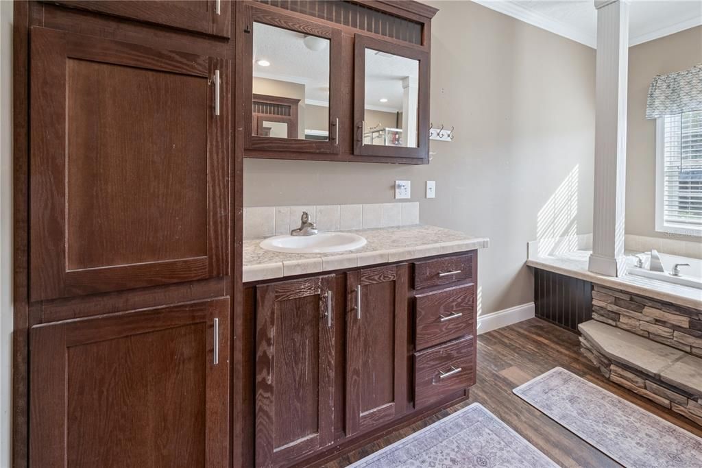 На продажу: $399,000 (4 спален, 2 ванн, 2280 Квадратных фут)