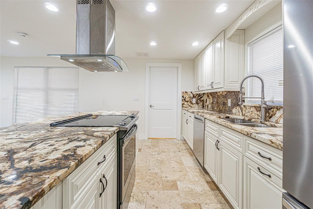 待售: $429,000 (4 贝兹, 3 浴室, 2043 平方英尺)