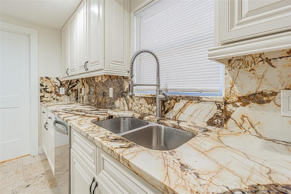 待售: $429,000 (4 贝兹, 3 浴室, 2043 平方英尺)