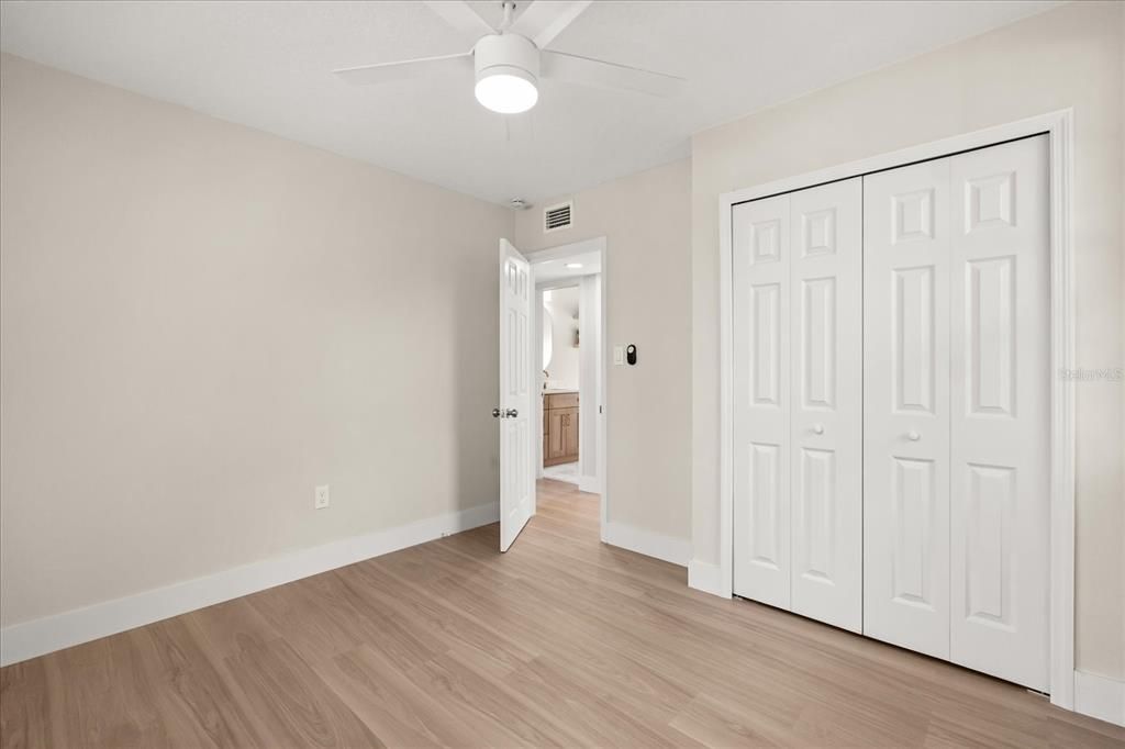 Под контрактом: $545,000 (4 спален, 2 ванн, 1976 Квадратных фут)