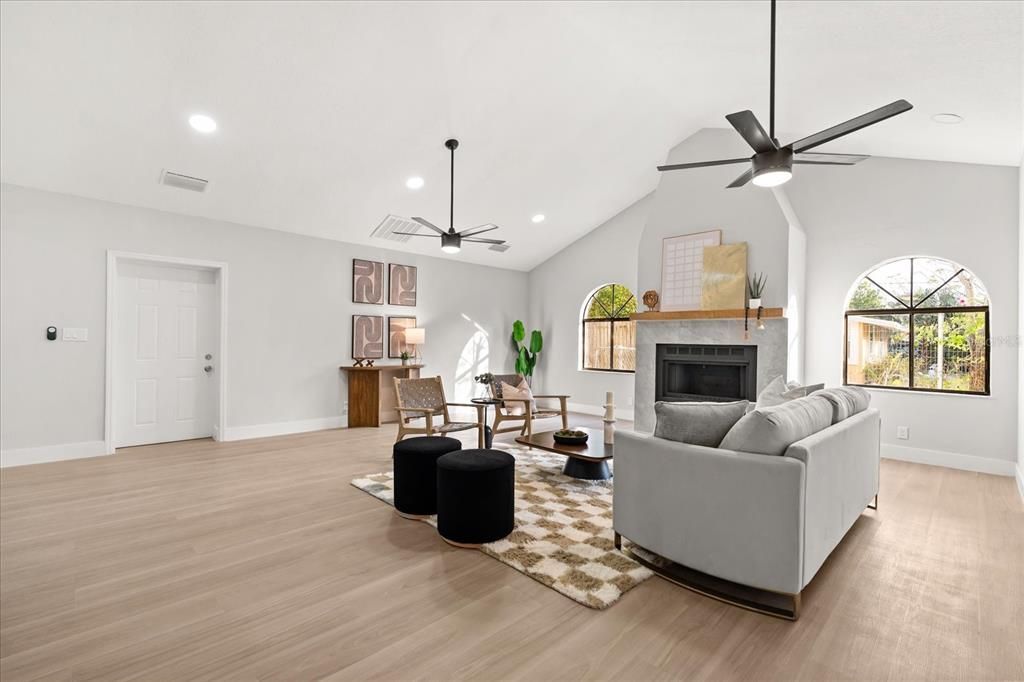 Под контрактом: $545,000 (4 спален, 2 ванн, 1976 Квадратных фут)