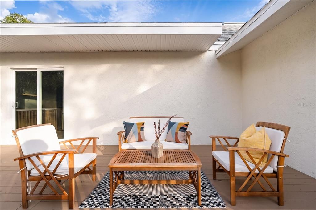 Под контрактом: $545,000 (4 спален, 2 ванн, 1976 Квадратных фут)