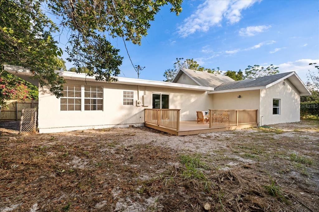 Под контрактом: $545,000 (4 спален, 2 ванн, 1976 Квадратных фут)