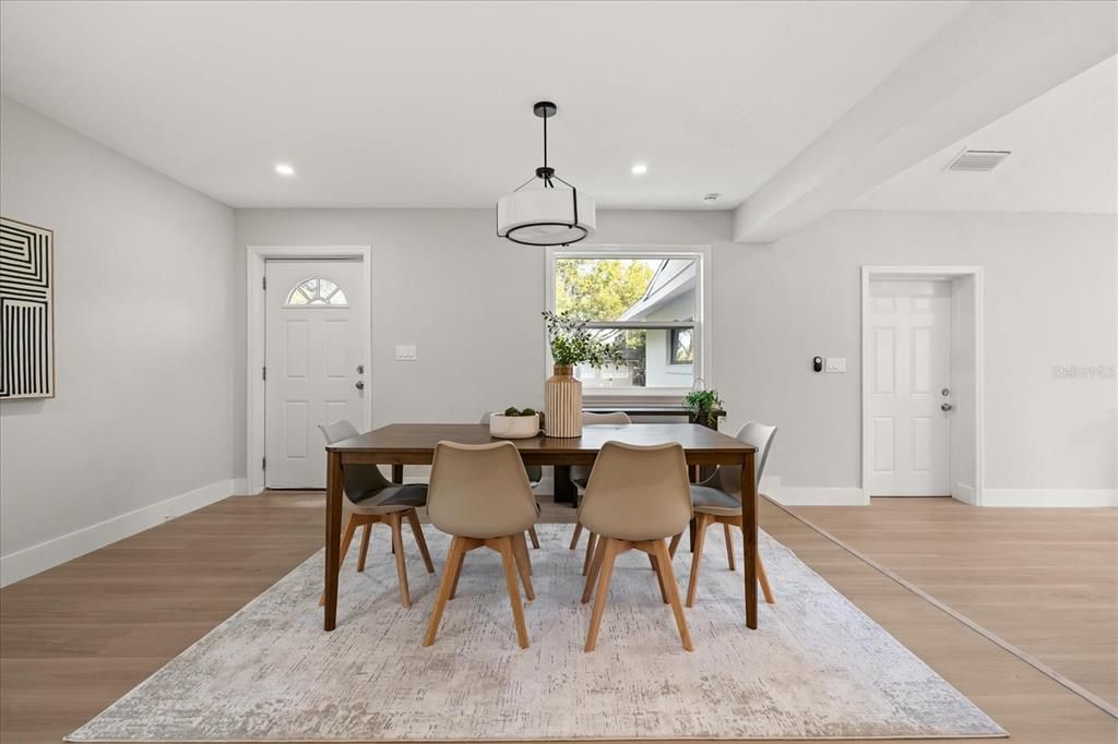 Под контрактом: $545,000 (4 спален, 2 ванн, 1976 Квадратных фут)