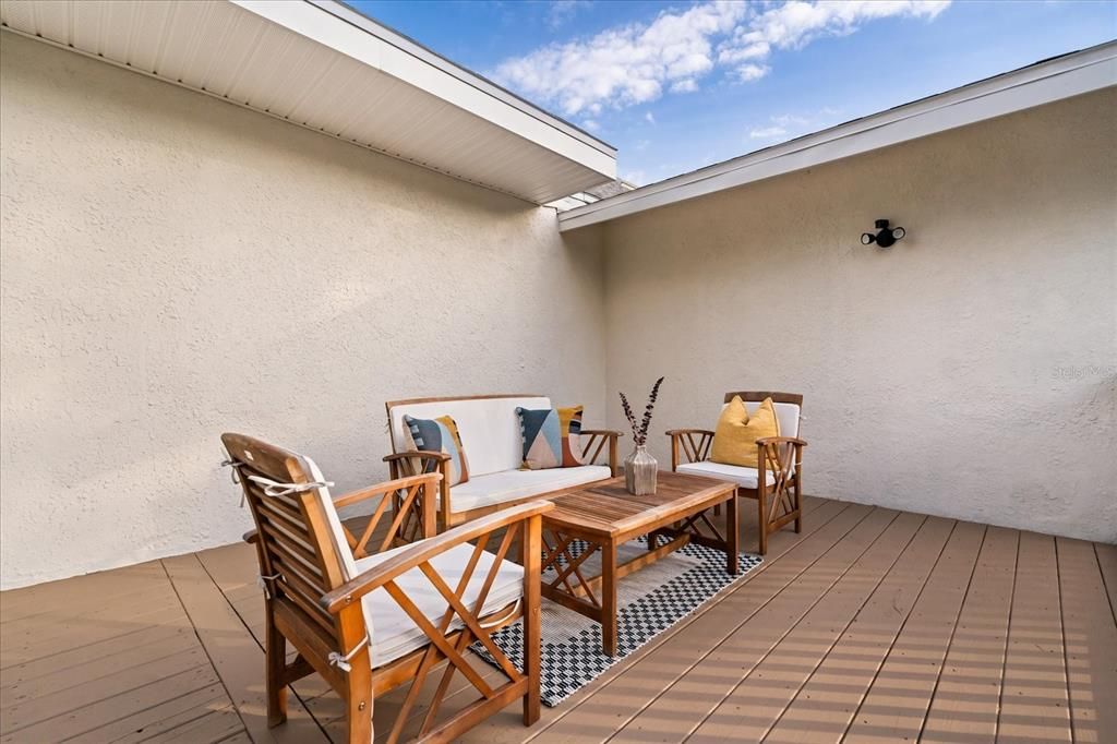 Под контрактом: $545,000 (4 спален, 2 ванн, 1976 Квадратных фут)