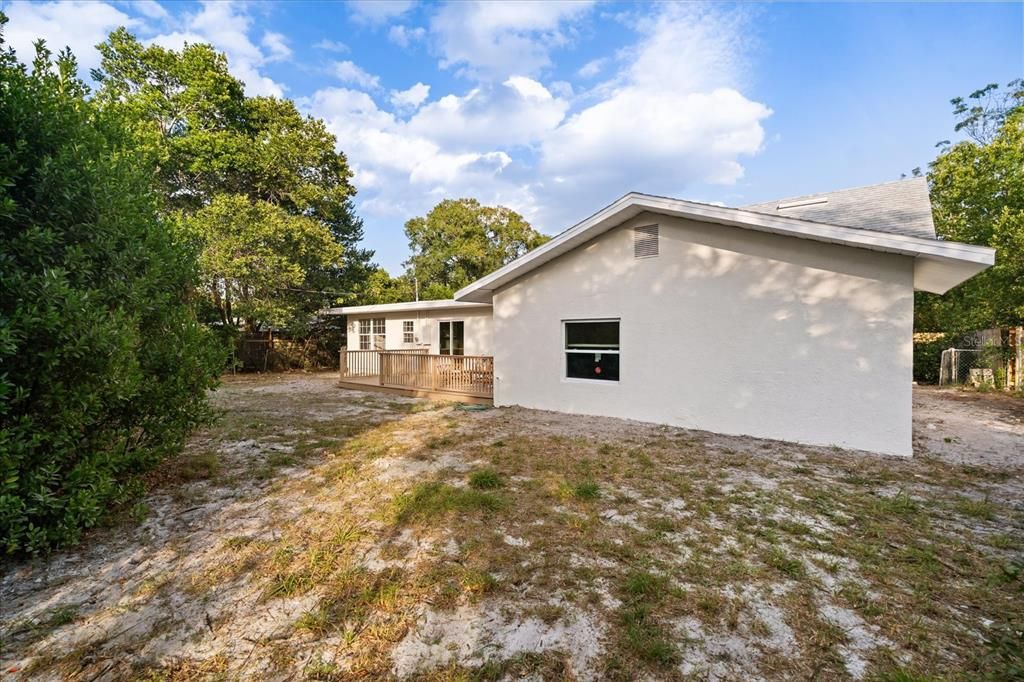 Под контрактом: $545,000 (4 спален, 2 ванн, 1976 Квадратных фут)