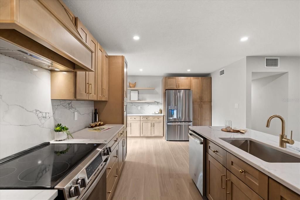 Под контрактом: $545,000 (4 спален, 2 ванн, 1976 Квадратных фут)