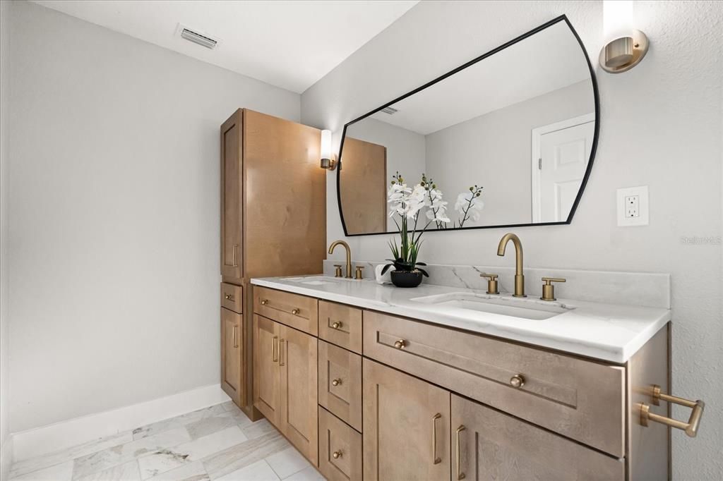 Под контрактом: $545,000 (4 спален, 2 ванн, 1976 Квадратных фут)