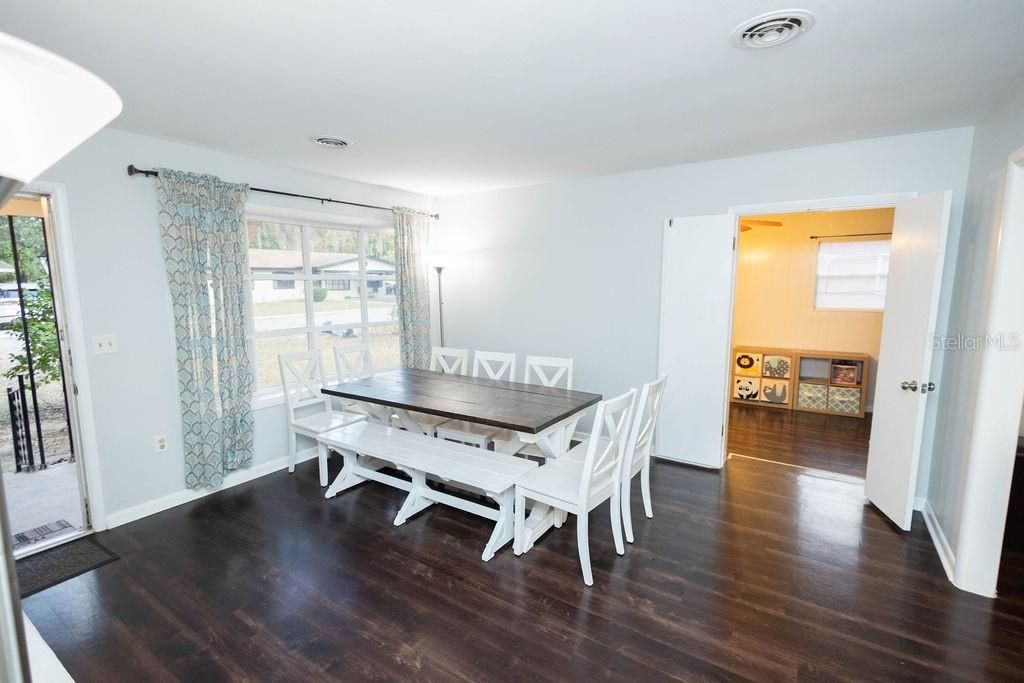 待售: $240,000 (5 贝兹, 2 浴室, 1865 平方英尺)