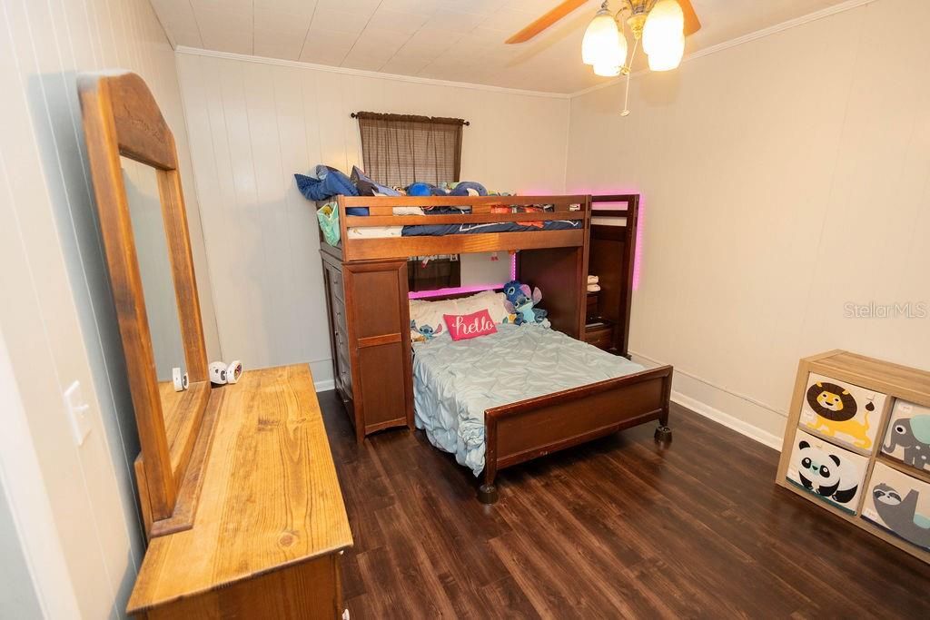 待售: $240,000 (5 贝兹, 2 浴室, 1865 平方英尺)