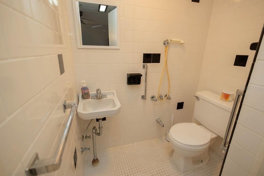 待售: $240,000 (5 贝兹, 2 浴室, 1865 平方英尺)