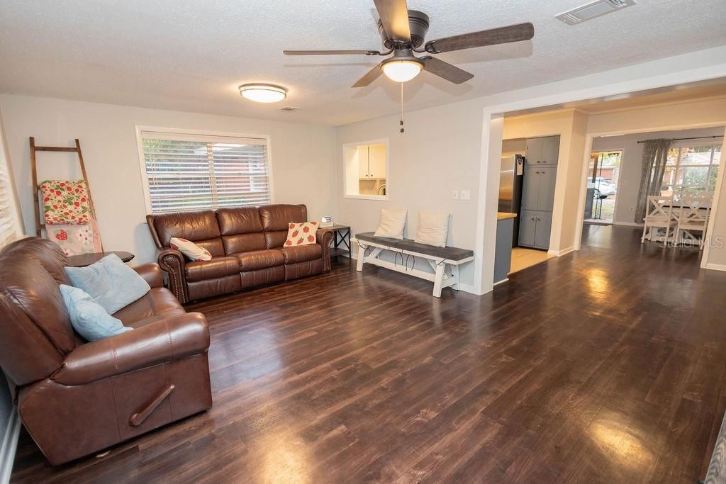 待售: $240,000 (5 贝兹, 2 浴室, 1865 平方英尺)