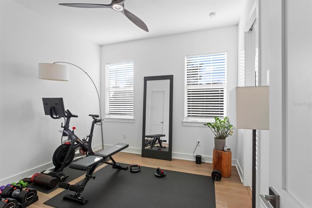 合同活跃: $1,552,000 (5 贝兹, 4 浴室, 3330 平方英尺)