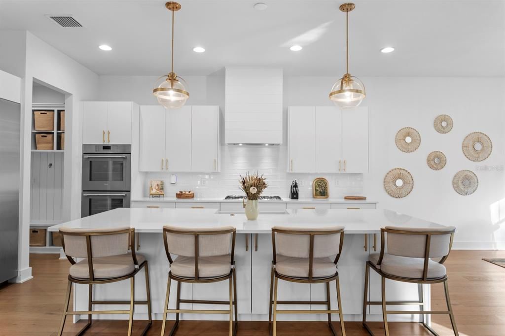 合同活跃: $1,552,000 (5 贝兹, 4 浴室, 3330 平方英尺)