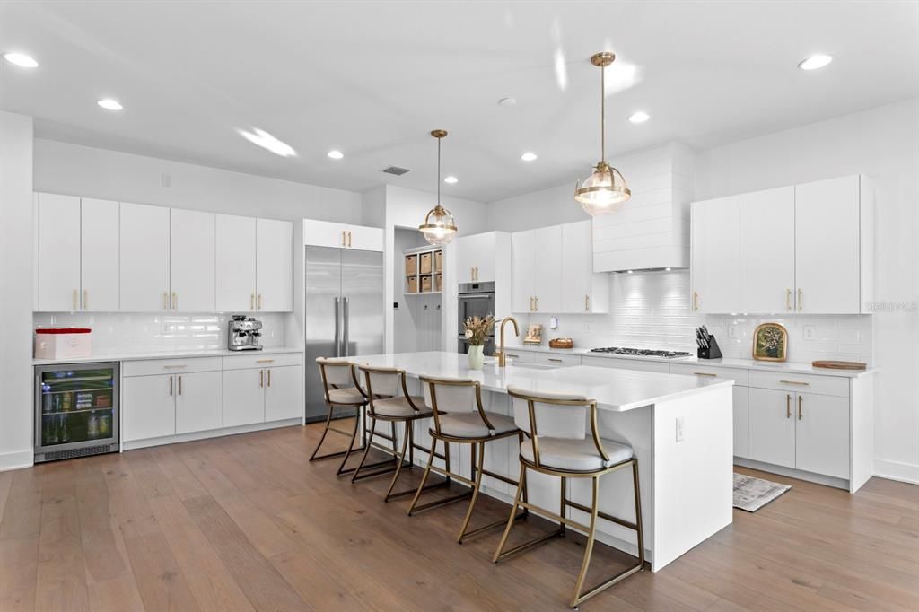 合同活跃: $1,552,000 (5 贝兹, 4 浴室, 3330 平方英尺)