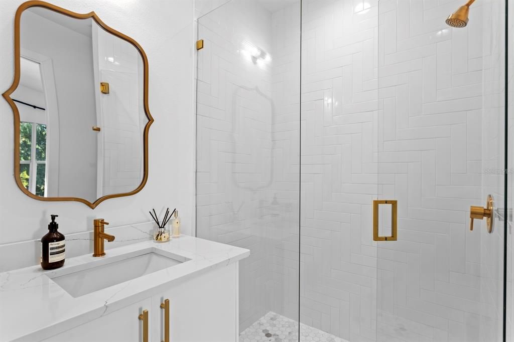 合同活跃: $1,552,000 (5 贝兹, 4 浴室, 3330 平方英尺)