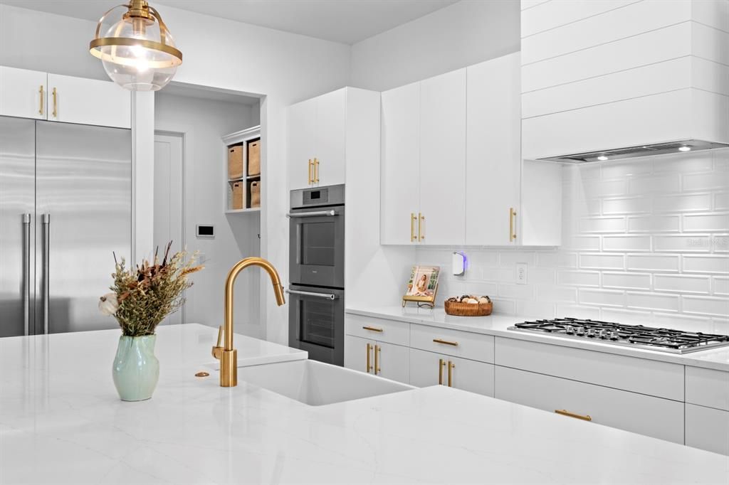 合同活跃: $1,552,000 (5 贝兹, 4 浴室, 3330 平方英尺)