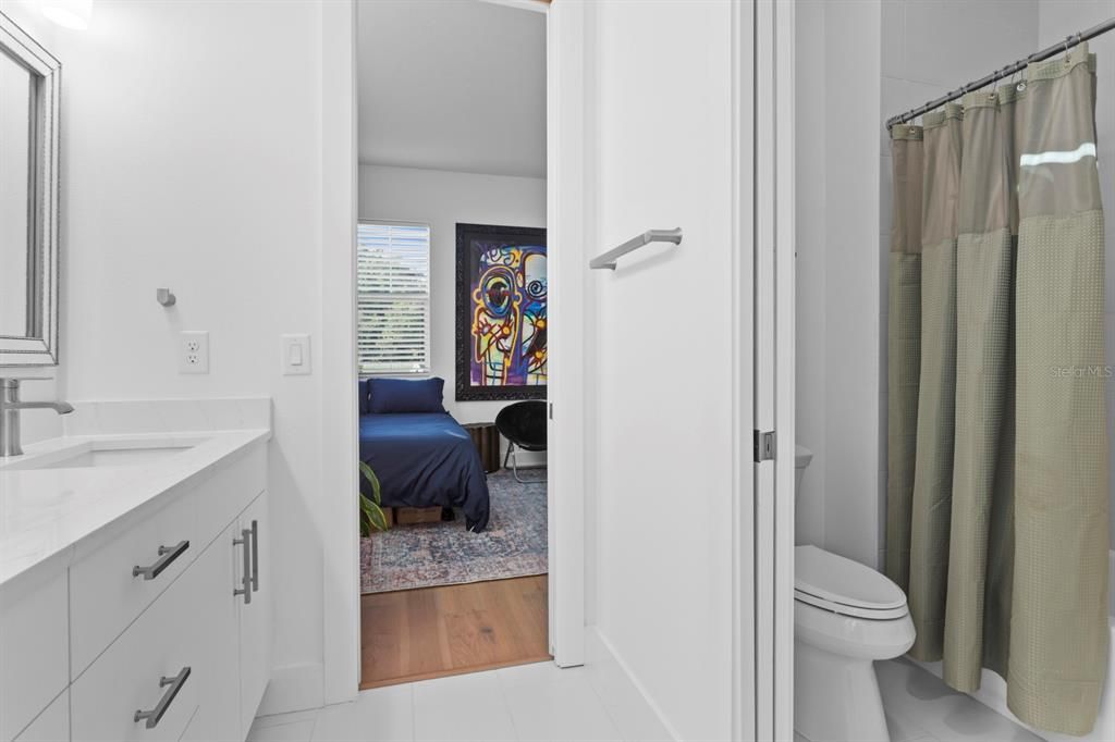 合同活跃: $1,552,000 (5 贝兹, 4 浴室, 3330 平方英尺)