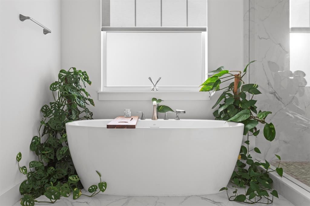 合同活跃: $1,552,000 (5 贝兹, 4 浴室, 3330 平方英尺)