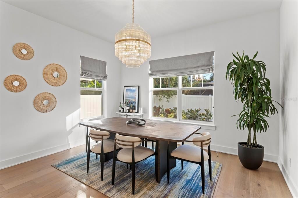 合同活跃: $1,552,000 (5 贝兹, 4 浴室, 3330 平方英尺)