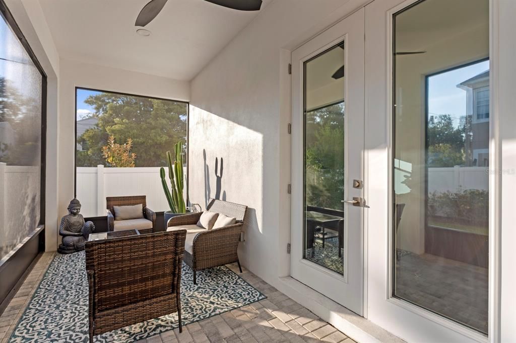 合同活跃: $1,552,000 (5 贝兹, 4 浴室, 3330 平方英尺)