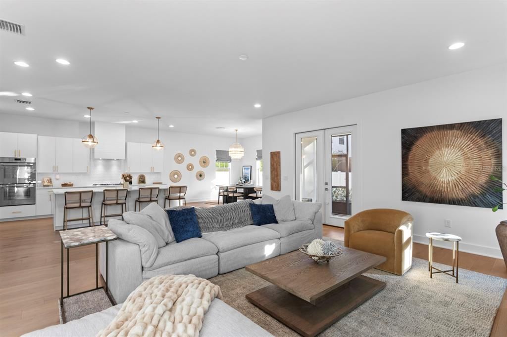 合同活跃: $1,552,000 (5 贝兹, 4 浴室, 3330 平方英尺)