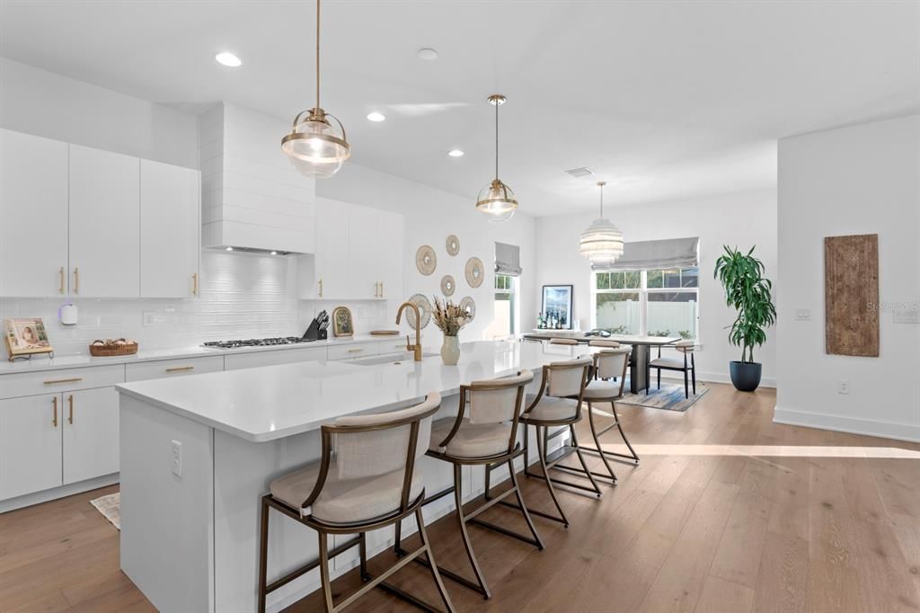 合同活跃: $1,552,000 (5 贝兹, 4 浴室, 3330 平方英尺)