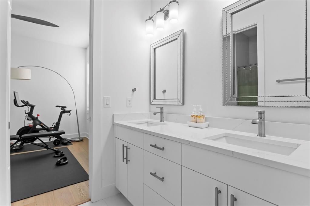 合同活跃: $1,552,000 (5 贝兹, 4 浴室, 3330 平方英尺)