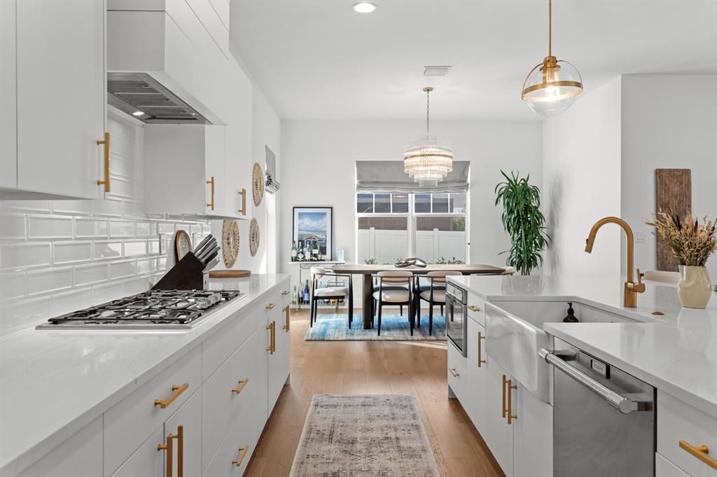 合同活跃: $1,552,000 (5 贝兹, 4 浴室, 3330 平方英尺)