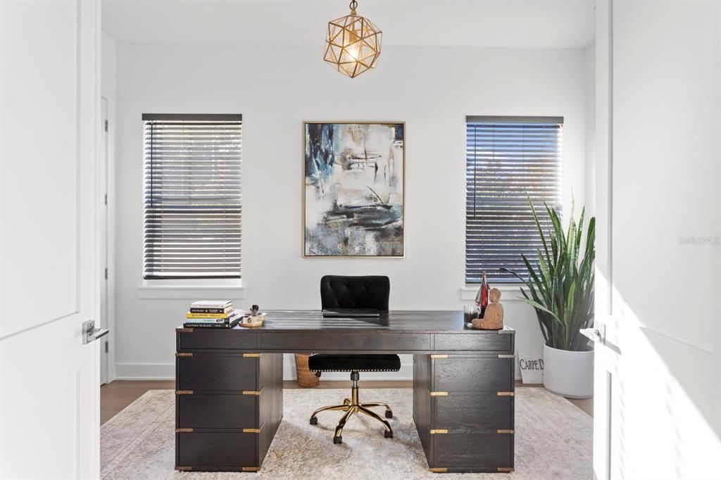 合同活跃: $1,552,000 (5 贝兹, 4 浴室, 3330 平方英尺)