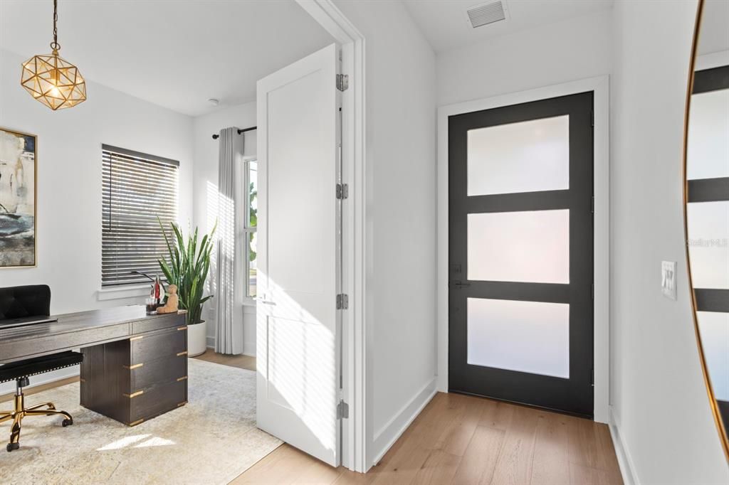 合同活跃: $1,552,000 (5 贝兹, 4 浴室, 3330 平方英尺)