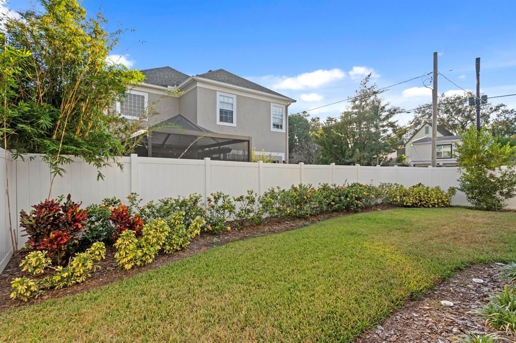 合同活跃: $1,552,000 (5 贝兹, 4 浴室, 3330 平方英尺)