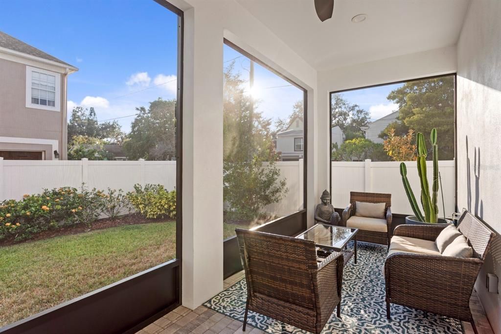 合同活跃: $1,552,000 (5 贝兹, 4 浴室, 3330 平方英尺)