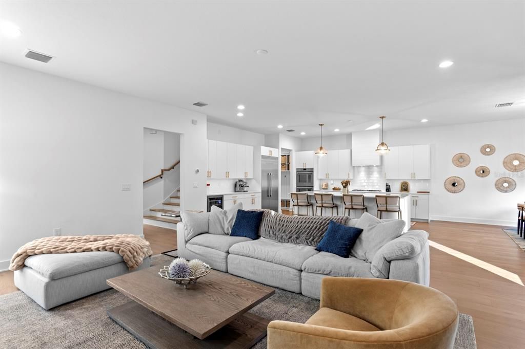 合同活跃: $1,552,000 (5 贝兹, 4 浴室, 3330 平方英尺)