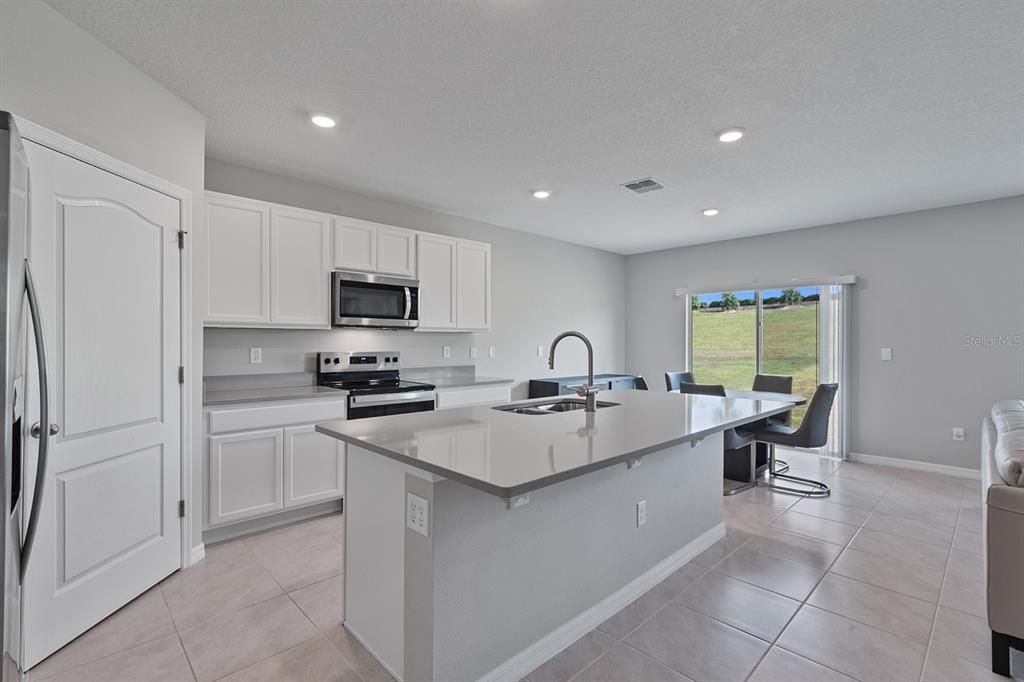 En Venta: $459,000 (5 camas, 3 baños, 2696 Pies cuadrados)