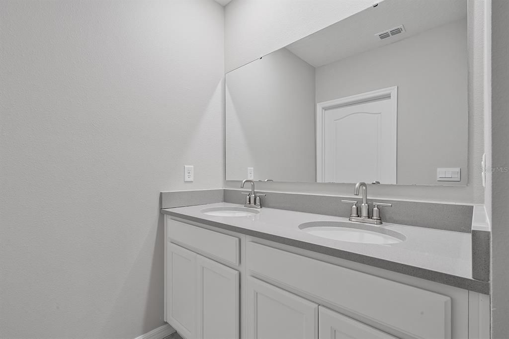 En Venta: $459,000 (5 camas, 3 baños, 2696 Pies cuadrados)