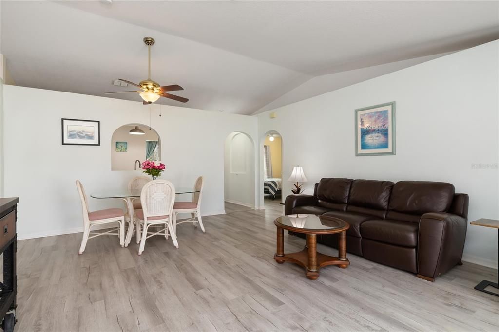 На продажу: $250,000 (3 спален, 2 ванн, 1264 Квадратных фут)