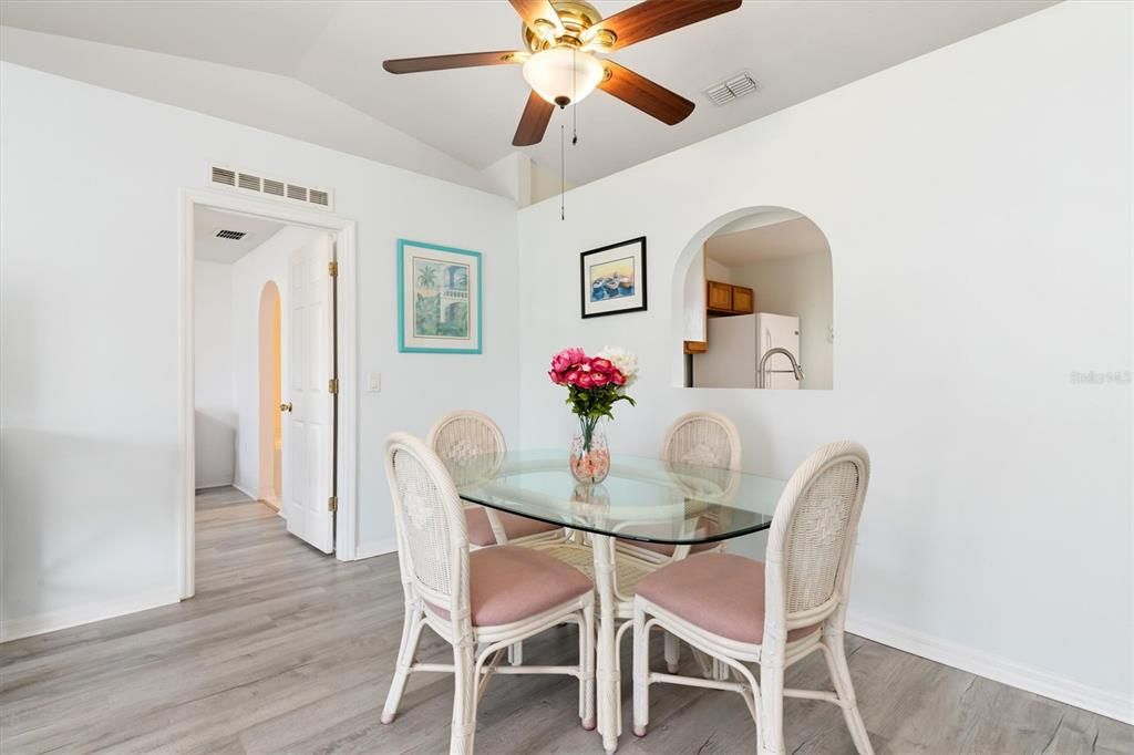 На продажу: $250,000 (3 спален, 2 ванн, 1264 Квадратных фут)