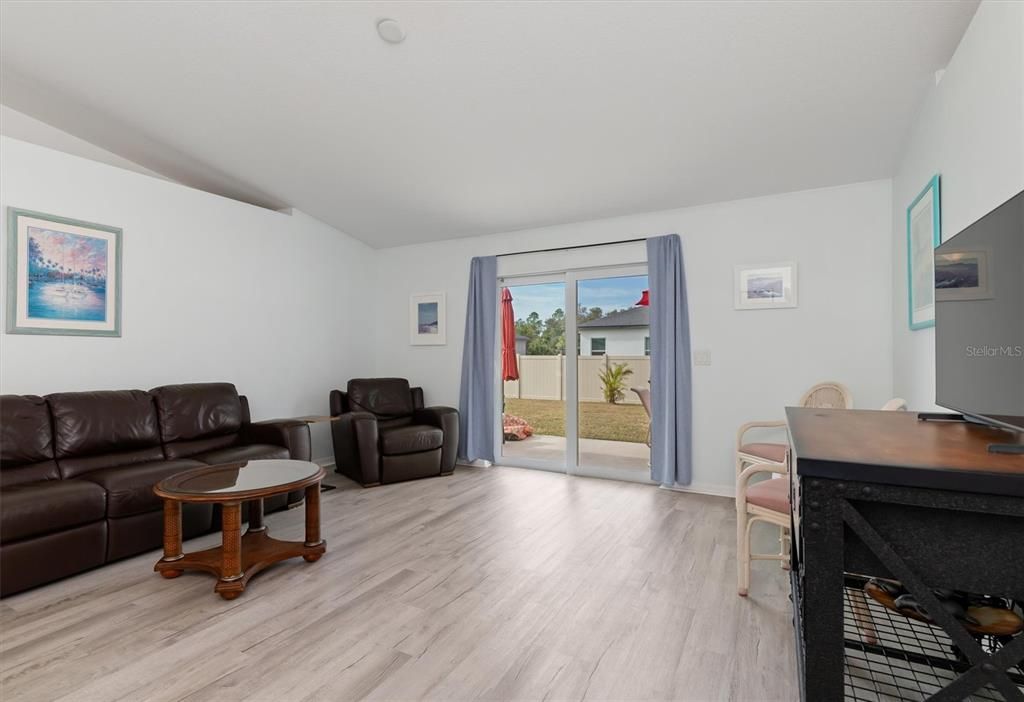 На продажу: $250,000 (3 спален, 2 ванн, 1264 Квадратных фут)