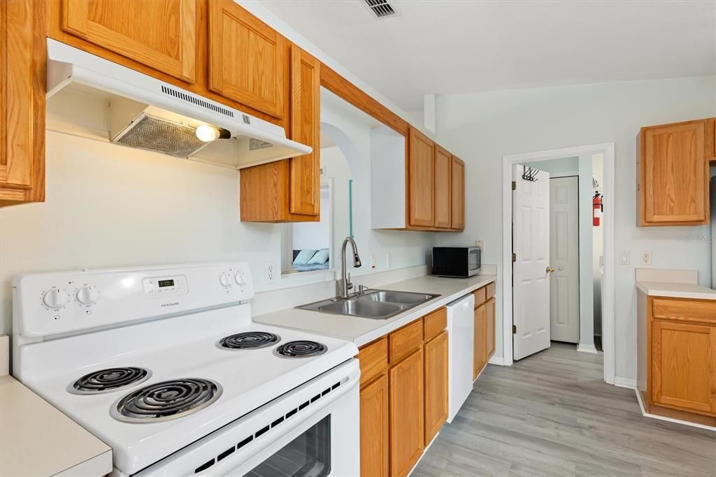 На продажу: $250,000 (3 спален, 2 ванн, 1264 Квадратных фут)