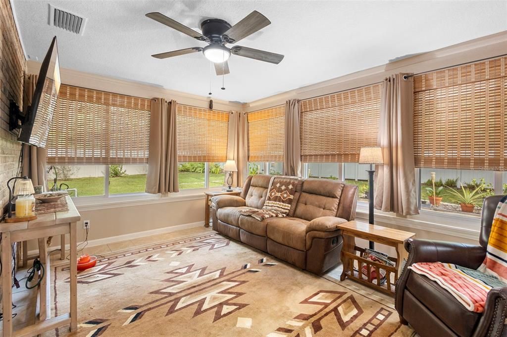 En Venta: $369,900 (3 camas, 2 baños, 1575 Pies cuadrados)