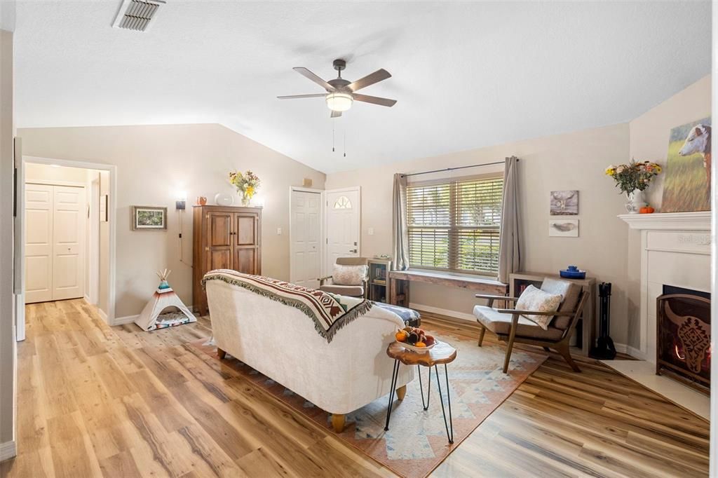 En Venta: $369,900 (3 camas, 2 baños, 1575 Pies cuadrados)