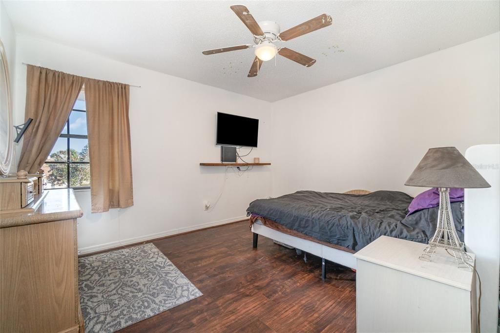 For Sale: $410,000 (4 beds, 2 baths, 1959 Square Feet)